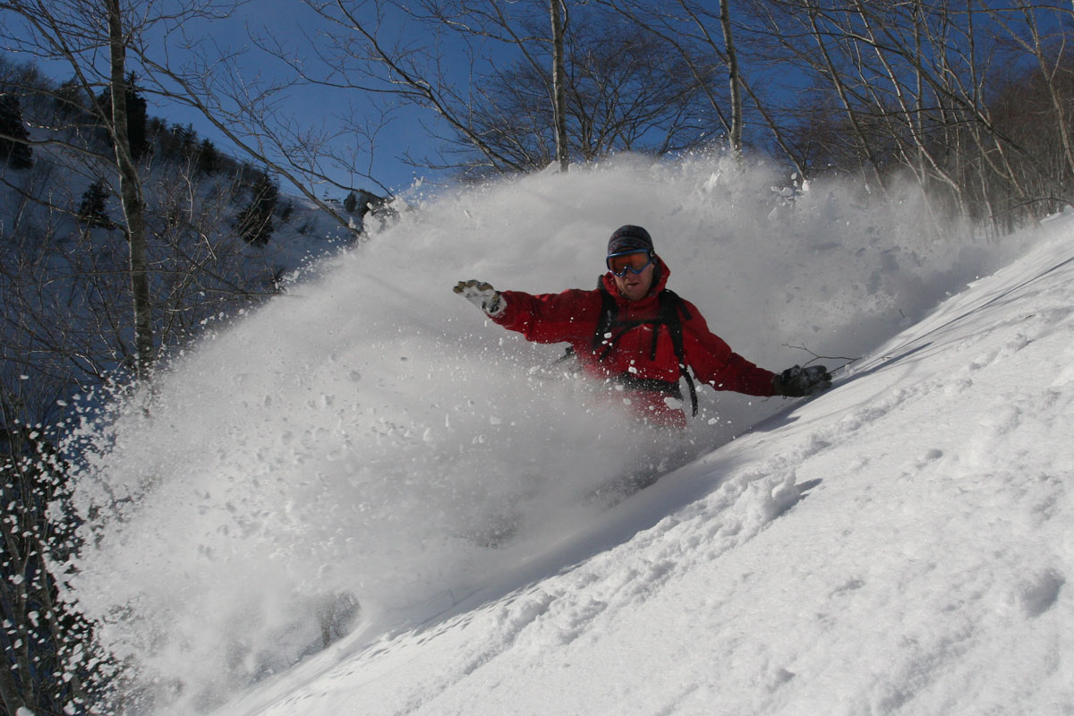 Niseko vs. Hakuba! Both are renowned for their superb skiing conditions, beautiful scenery, and distinct ski experiences - let's compare.
