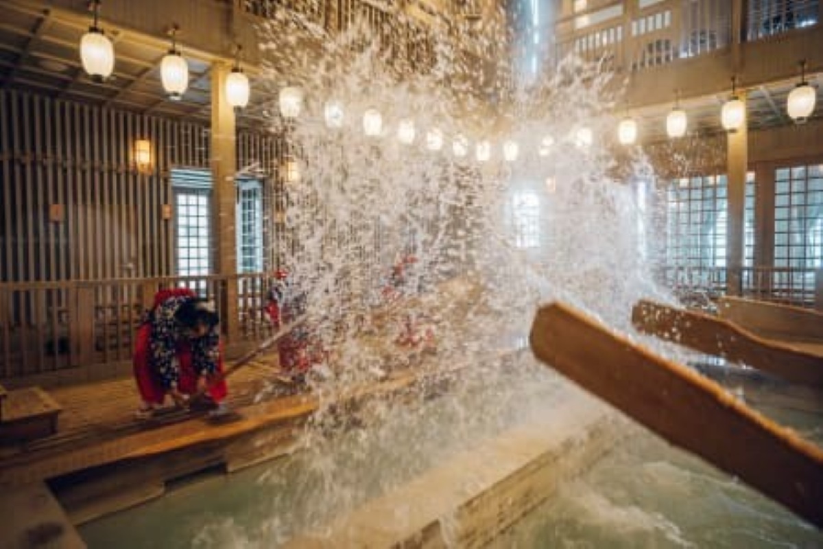 Traditional yumomi water-cooling performance at a Kusatsu Onsen bathhouse