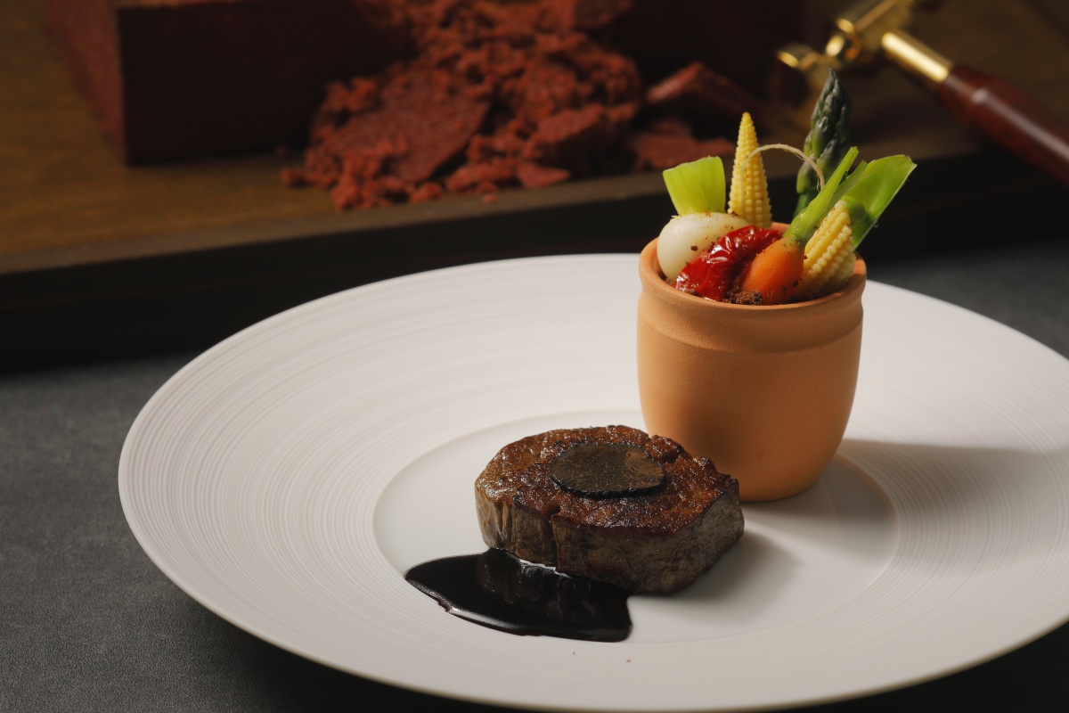 Wagyu fillet with truffle and a terracotta pot of vegetables from the Gastronomy Chronicle tasting menu